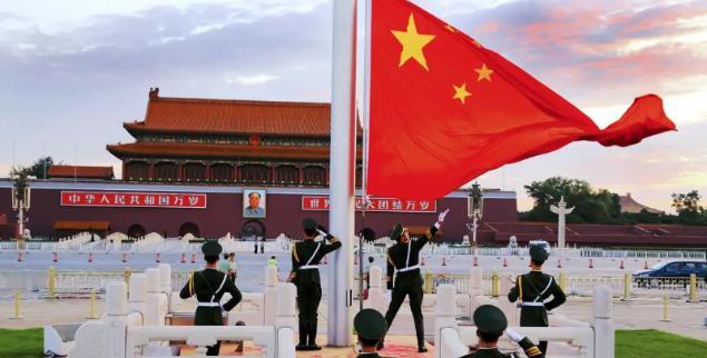 天安门每天都要举行升旗仪式，原来国旗也都是每天换新的，至今我国已经更换了至少12