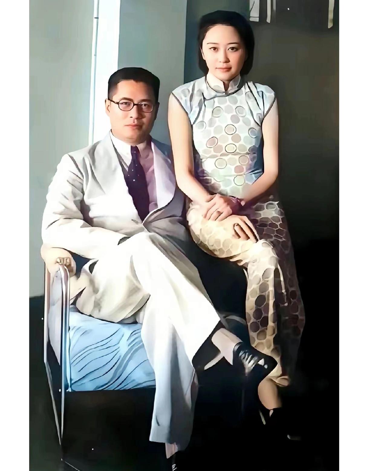 这是宋子文与他的美貌夫人张乐怡年轻时候的一张照片，拍摄于1930年。这并不是演戏