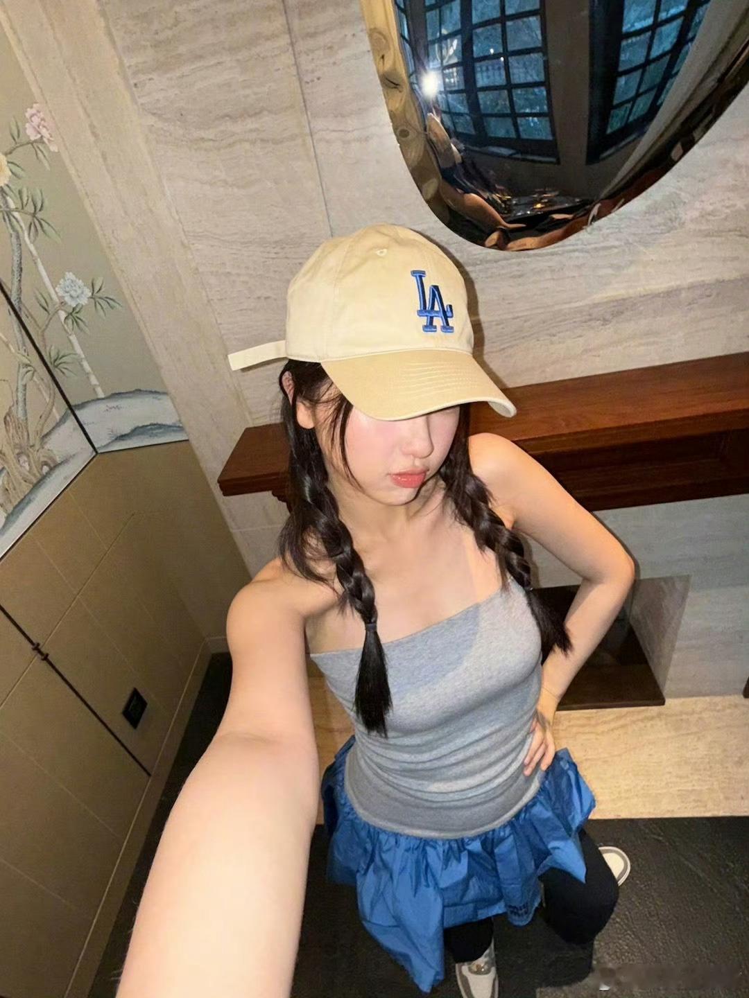 虞书欣双麻花辫抹胸造型好会拍的小女孩！！！ ​​​