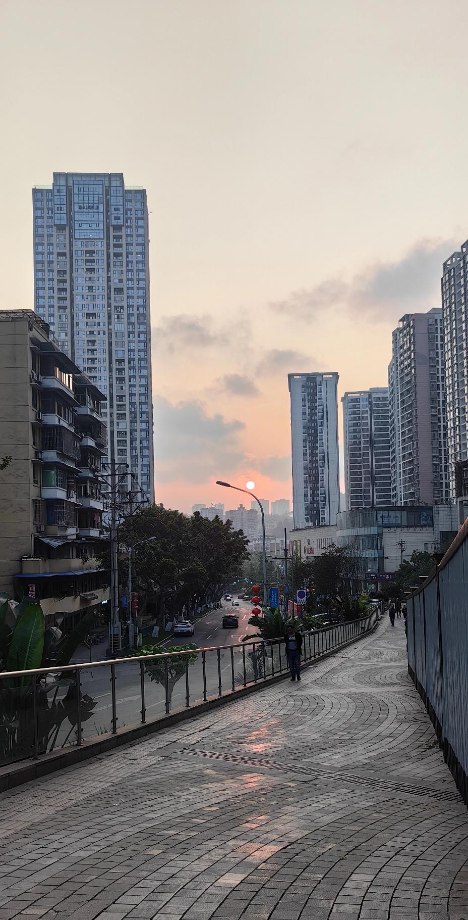 [大金牙]我渡区钢花文体路口，这夕阳🌇的图景，还是很有feel吧