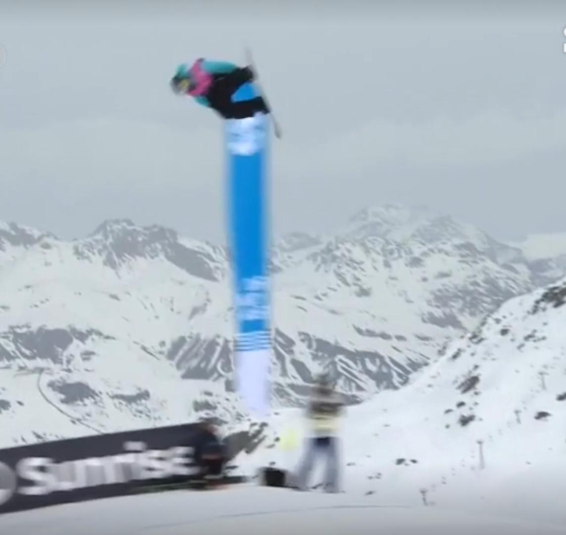 雪场上，单板选手腾空而起，完成高难度空中转体，展现极限运动的热血与魄力；另一边，