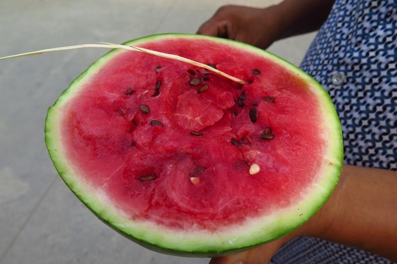 你能想到吗？平时吃的西瓜，皮居然是个“宝”。
 
不少人吃完西瓜就把皮丢了，其实