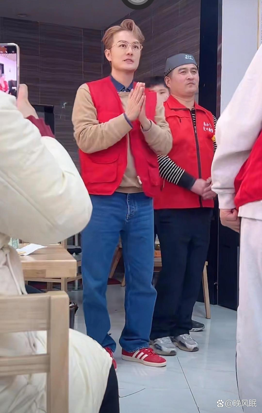 吴克群在张善领的面馆里，半天帮忙卖出两百多碗面。
张善领的腿脚不方便。他的妻子是