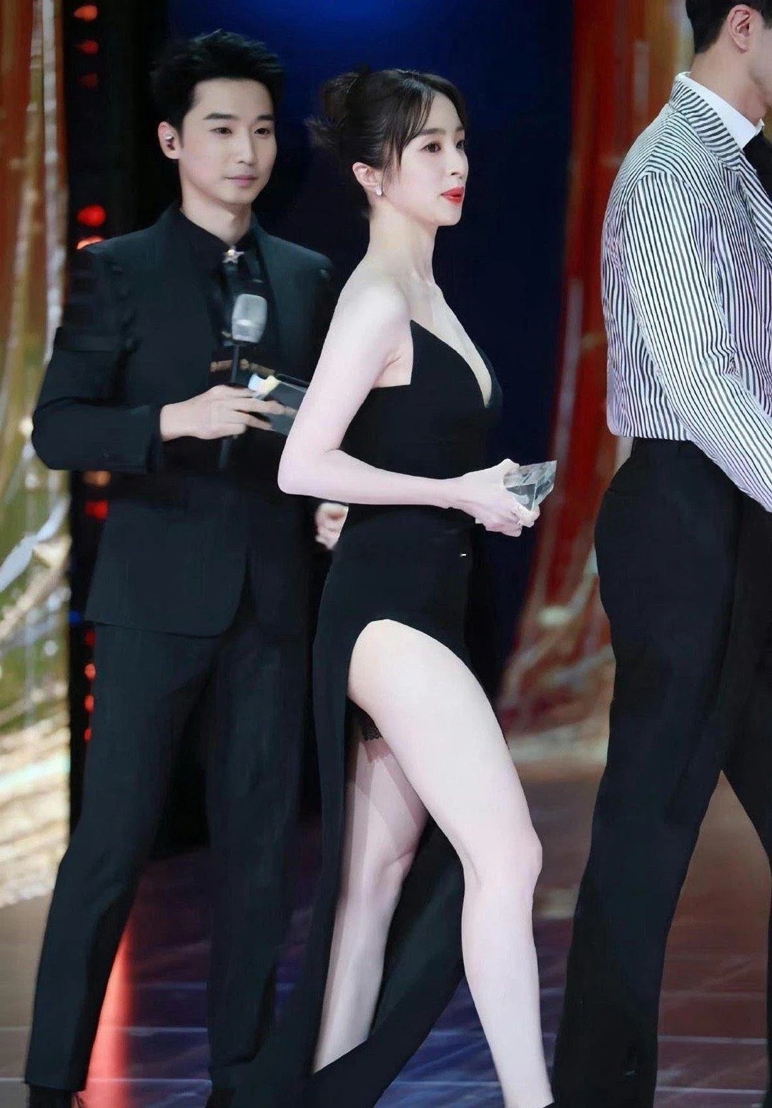 女演员真的白到发光 ​​​