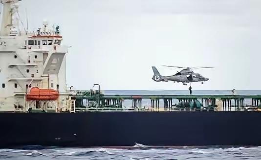 地中海海域突然炸出大消息，昨天法国海军没留半点情面，直接在海上拦下一艘正在航行的