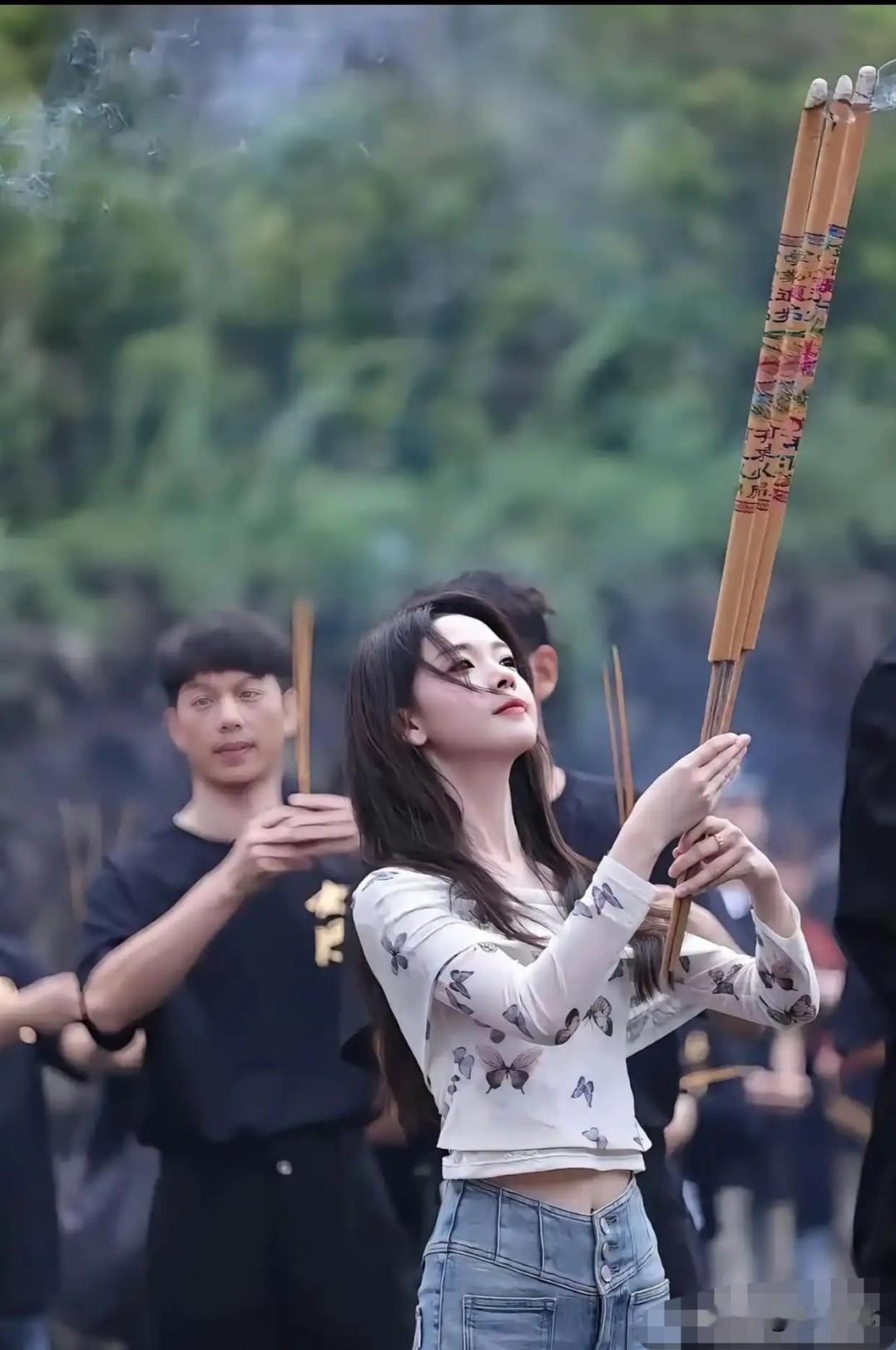 开拍前必须上香，别说这主演还挺漂亮，身材也好，导演眼光不错！