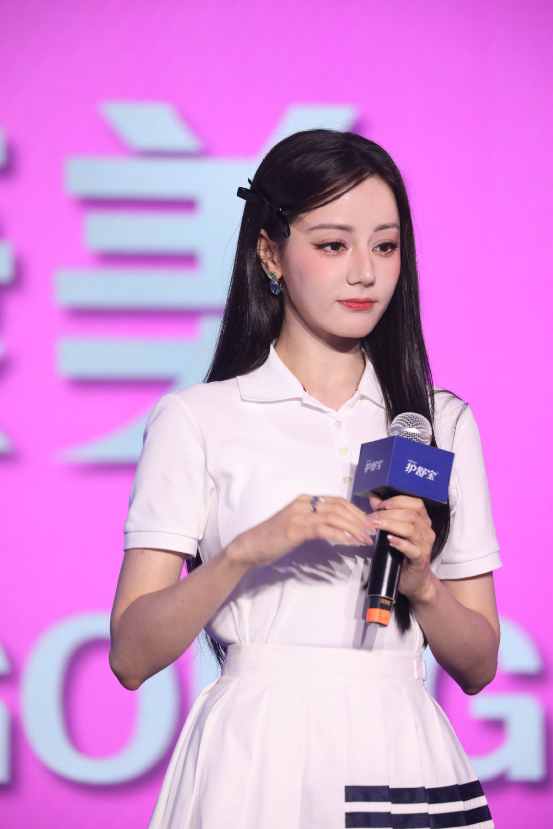 迪丽热巴健康气血美 今日活动上，迪丽热巴以简约白色造型亮相，肌肤透出自然红润光泽