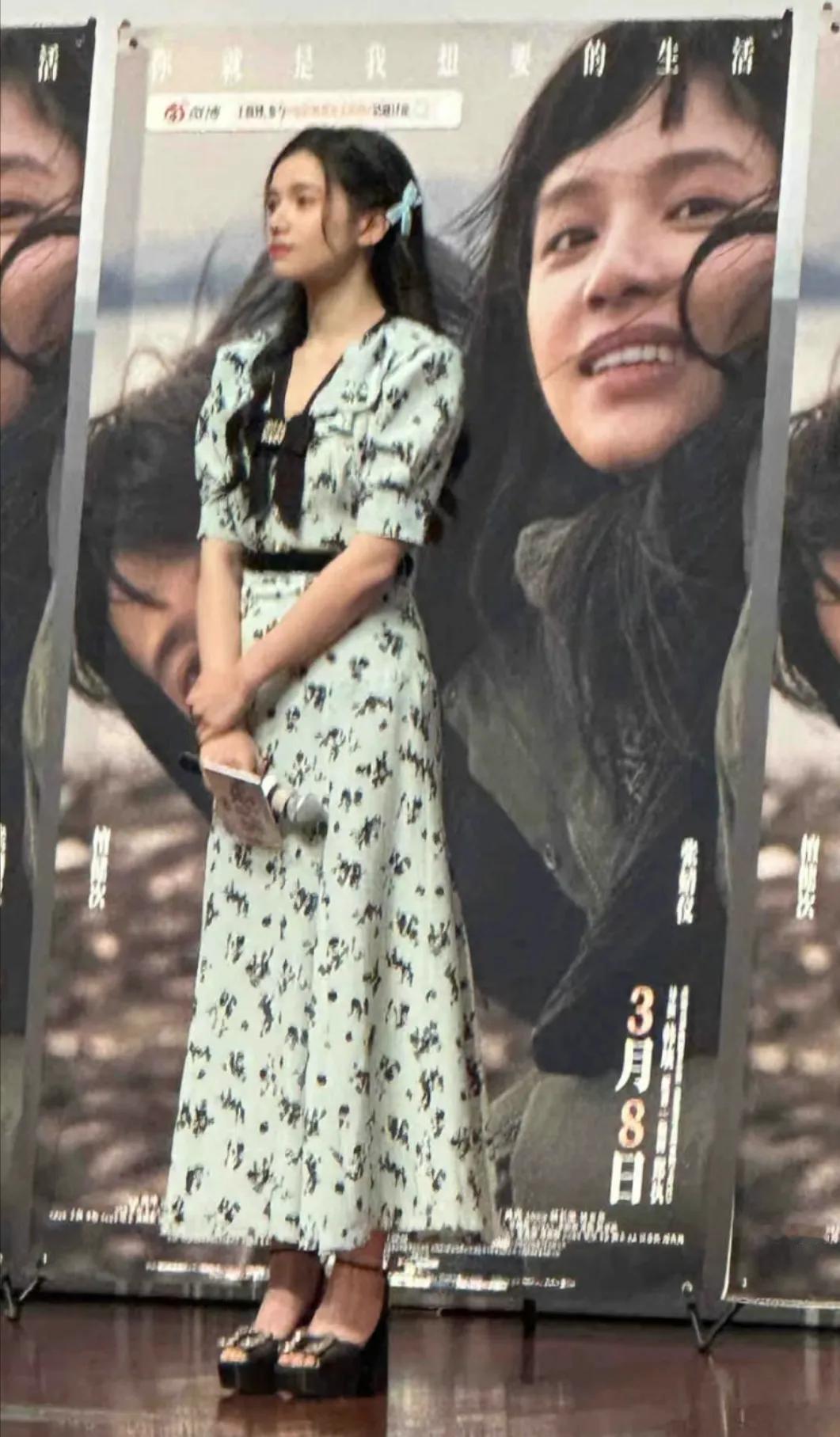 张婧仪在浙江大学参加《被我弄丢的你》路演，学生装的感觉，好漂亮啊，她身上就有那种