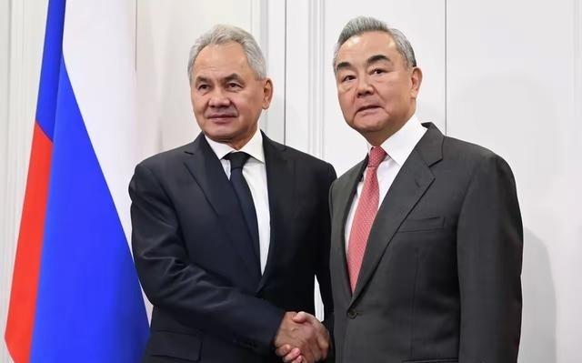 “斩首说”再现！日前，当中国外长王毅与俄罗斯联邦安全会议秘书绍伊古会面时，“斩首