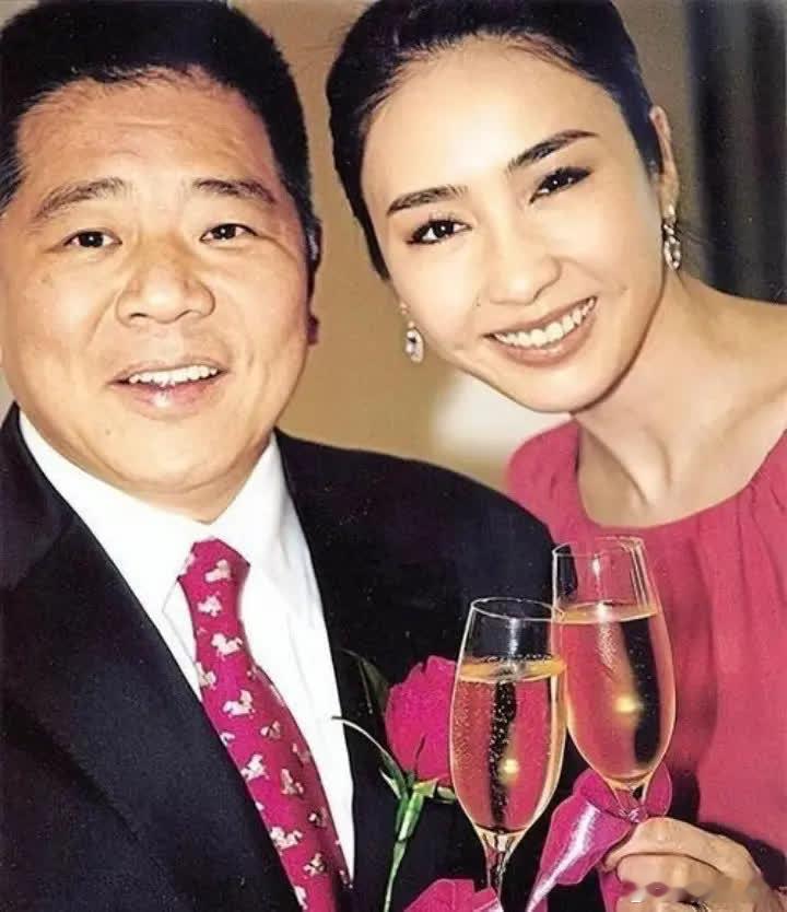 当年，女神黎姿走投无路，硬着头皮找到狂追自己六年的残疾富豪马老板，她梨花带雨的说