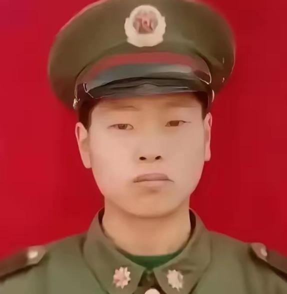 1995年，退伍老兵等不来安置，南下蹬三轮23年，47岁在镇政府散步，竟在公告栏