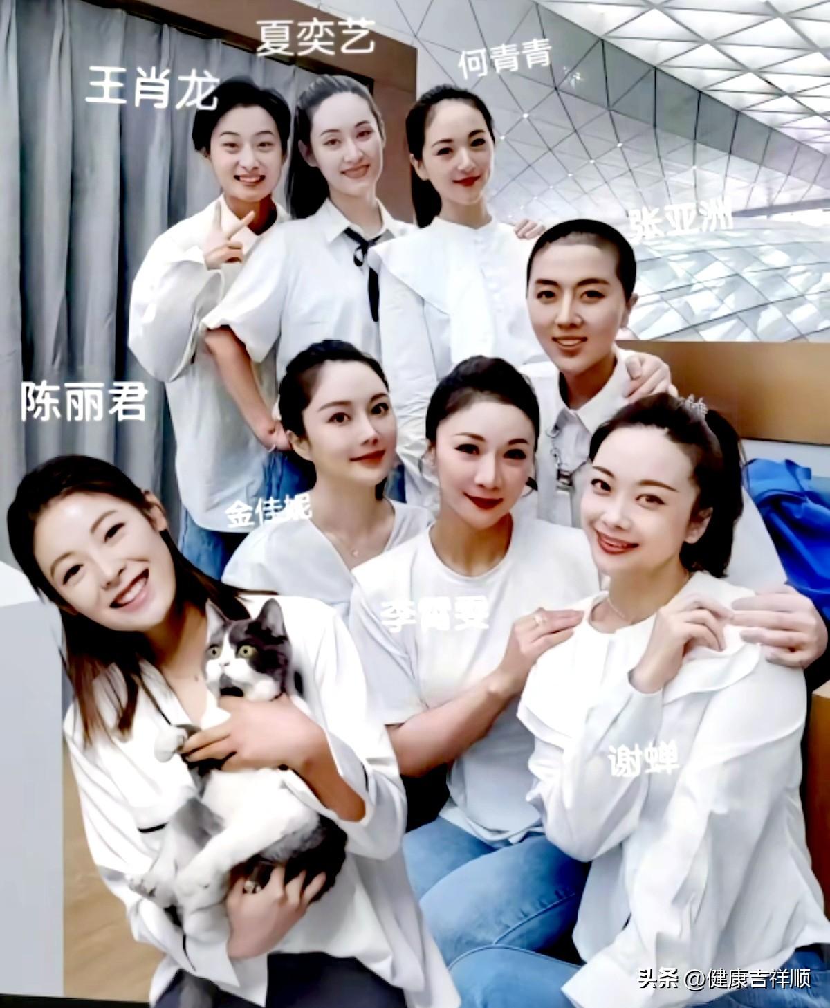 小百花八位越剧小花同框！一张后台随手拍，藏着越剧《我的大观园》台前幕后的温柔。