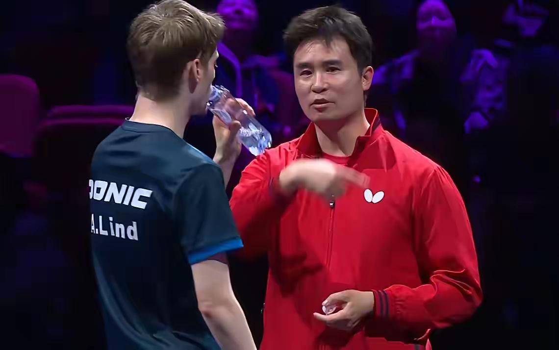 【丹麦选手林德的场外指导是中国教练】图中这位丹麦选手安德斯·林德（Anders 