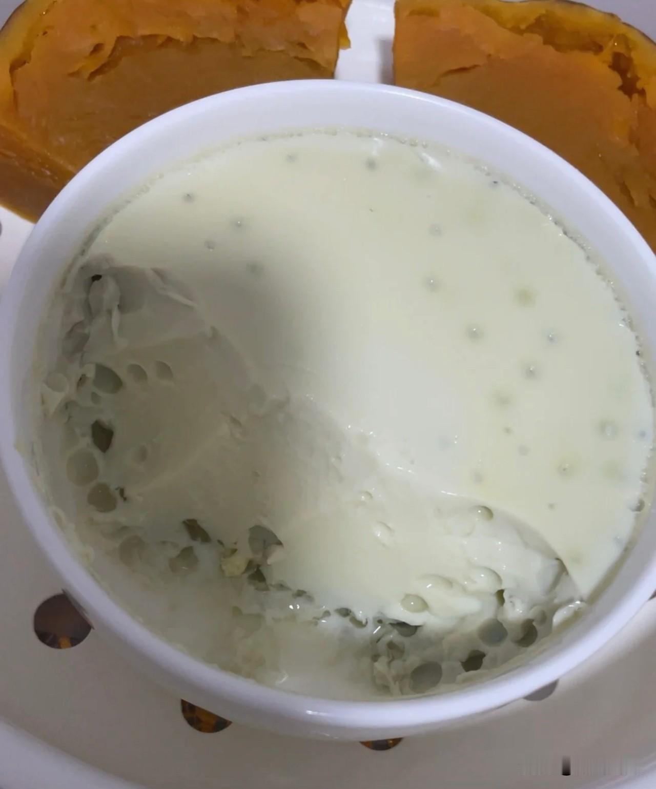 如果是蒸老了，那表面会产生蜂窝，很好辨认的，如果说是水少了，那也不应该这个颜色，