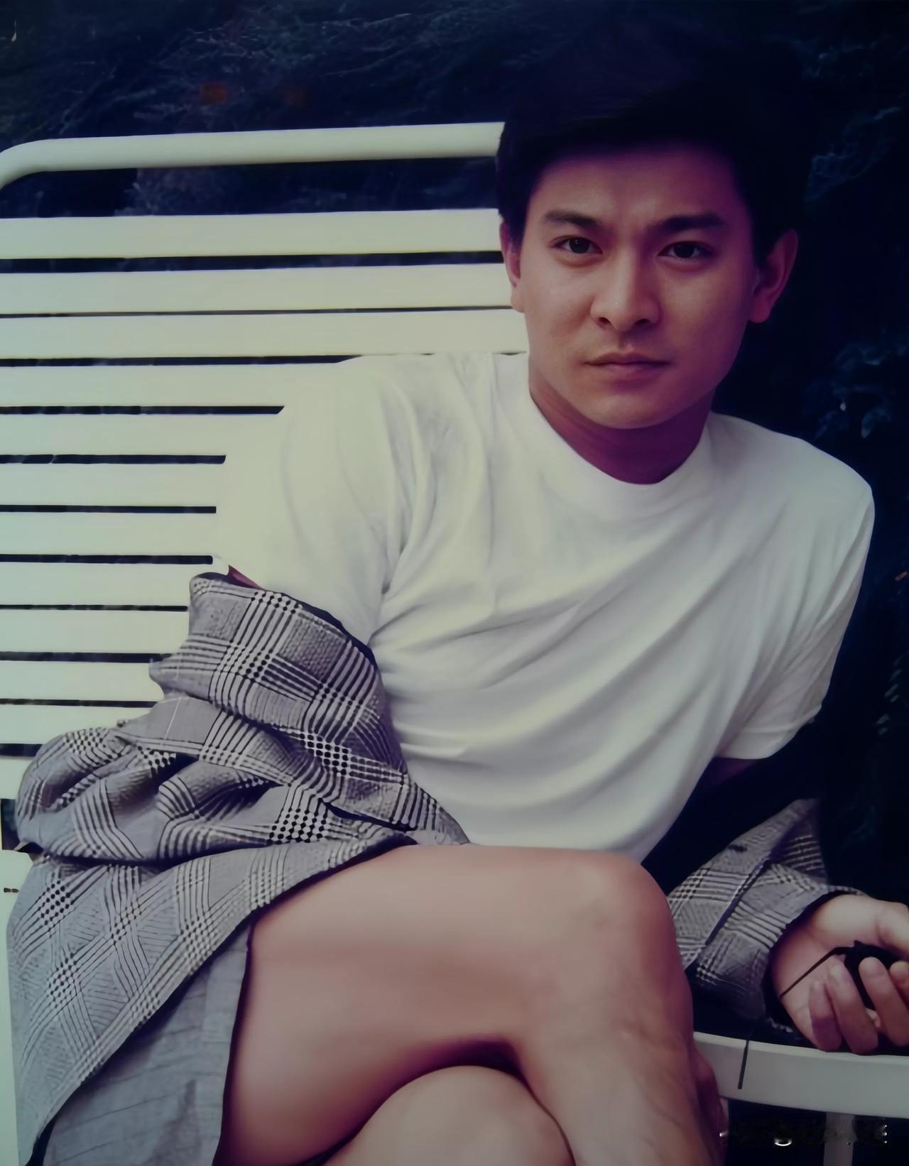 莫名觉得刘德华这个姿势很妖娆。不……应该说，上半身很正经，下半身很妖娆。
这个照