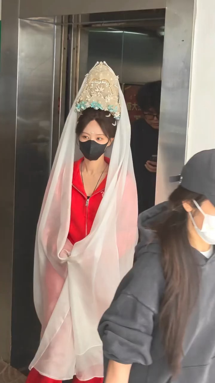 李一桐《金枝》今日出妆路透白纱头冠好精致好美，很吸睛很神女的妆造，陈雀儿拍摄顺利