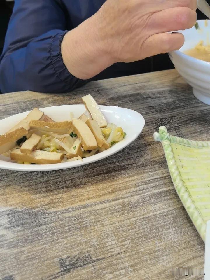 低压56，高压156，
母亲住院期间的感受如过山车。
自从住进医院，
母亲一次就