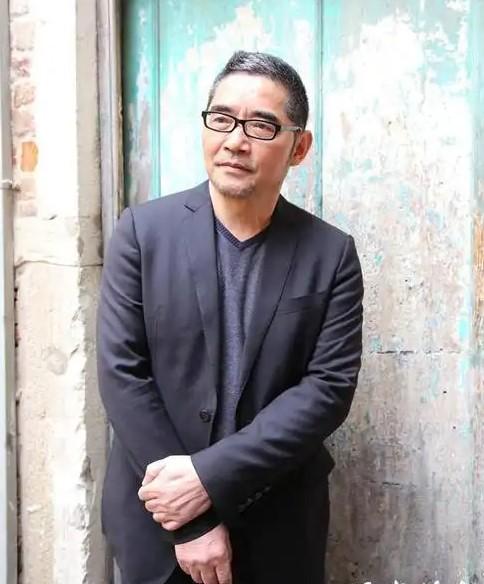 苏童于1963年1月23日出生于江苏苏州，他家中生活清苦，读小学时患了严重的肾病