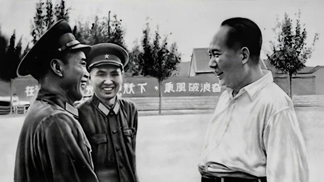 1958年8月9日，毛泽东在山东省济南市，在济南军区第一次党代会期间接见了军区代