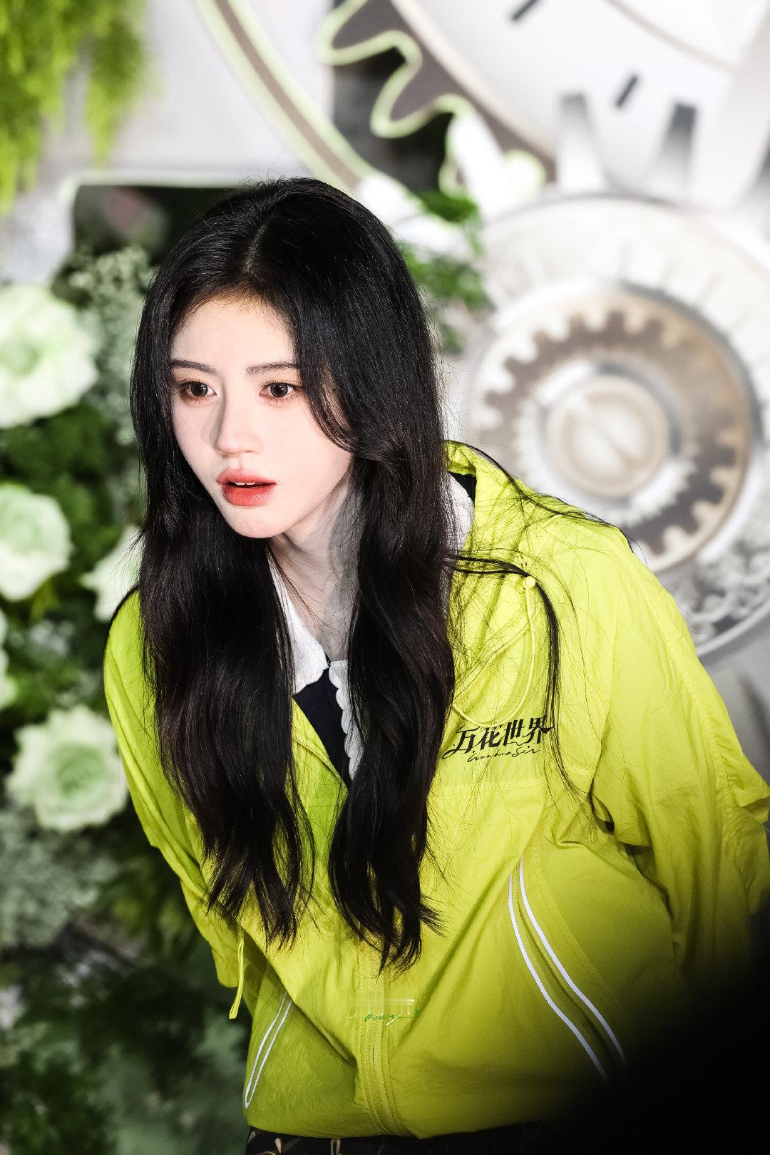 jjy鞠婧祎千香 jjy鞠婧祎姜黎非 “玫瑰之所以是玫瑰，是风与光的眷顾，更是视