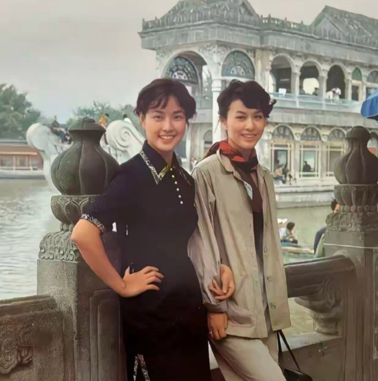 1980年，刘晓庆、日本演员 栗原小卷(Komaki Kurihara,クリハラ