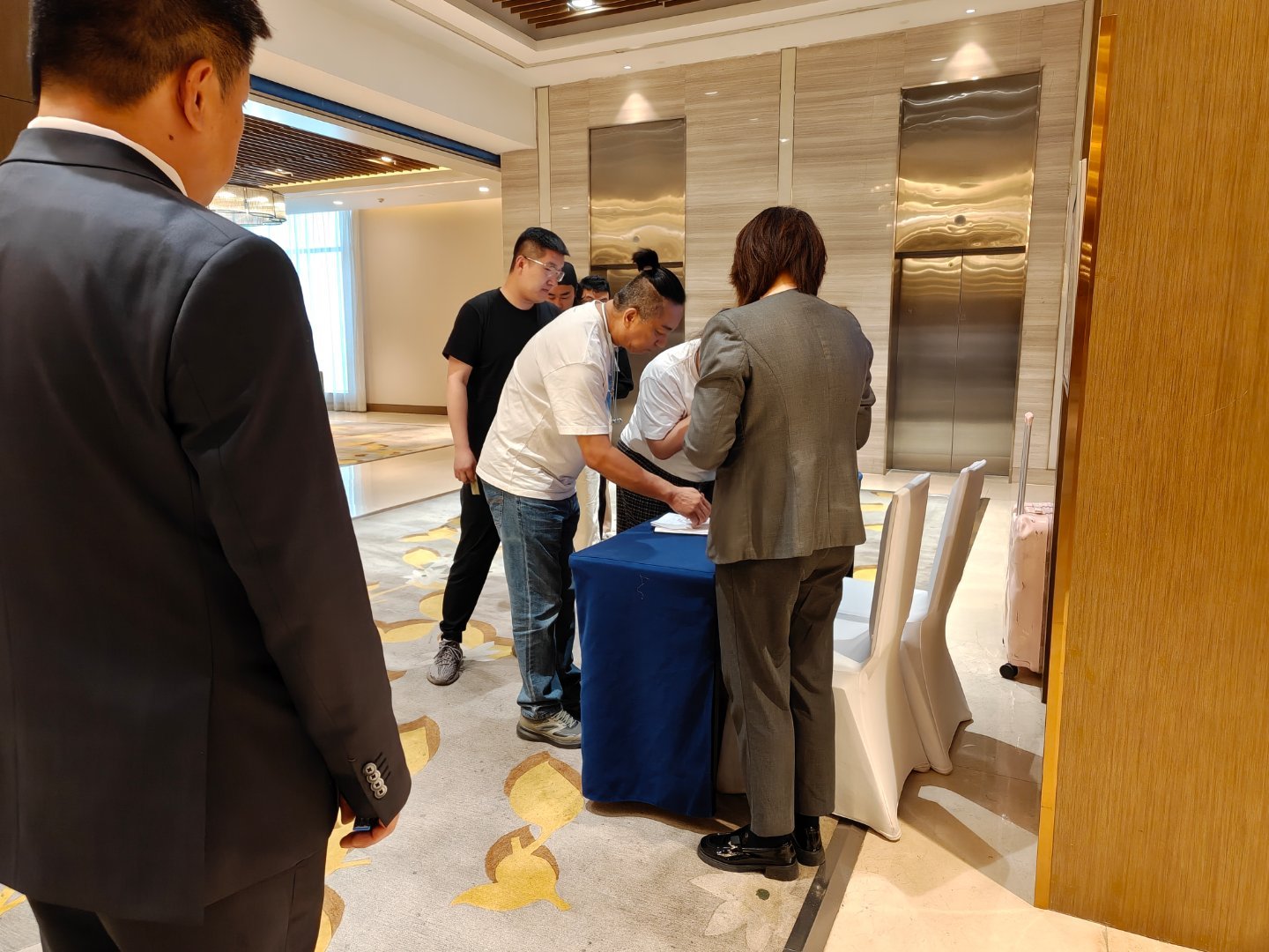 奔腾真是丢人丢到全国了媒体吃个工作餐还得挨个签名…所有的媒体老师都惊呆了，没见过