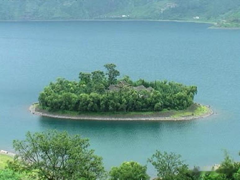 这个龙形大湖叫薄山湖。作为确山县唯一的大湖，却没有以本县标志性的确山来命名，而是