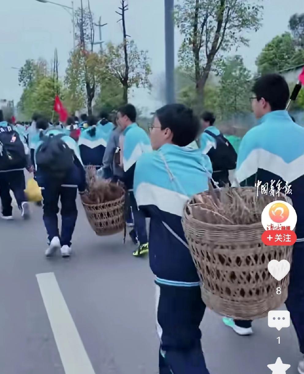 看饿了，这样的春游野炊似曾相识
近日，成都一中学举行春游野炊。孩子们拿出自己家里