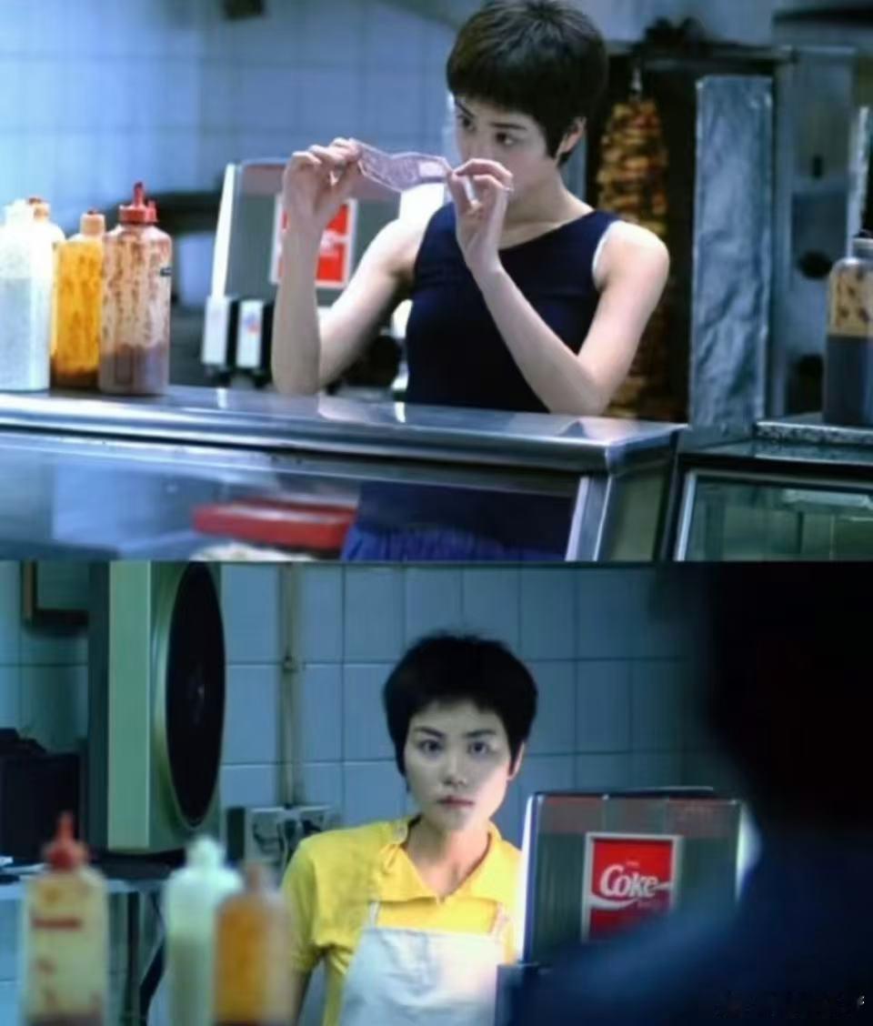 那英在cos王菲还是窦靖童呀声鸣远扬咱就是说那英这造型谁看了不迷糊！王菲和窦靖童