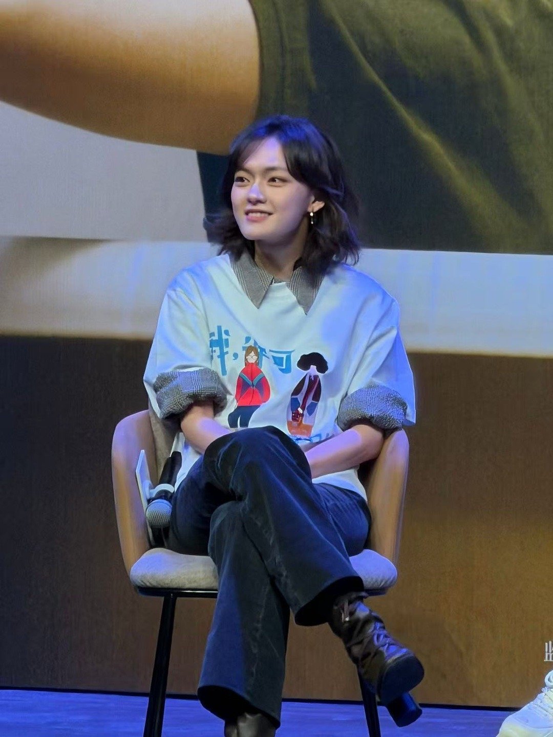 我许可文淇亲我一下 谁懂啊文淇这个互动的含金量！观众举牌求亲亲，她直接下台送温暖