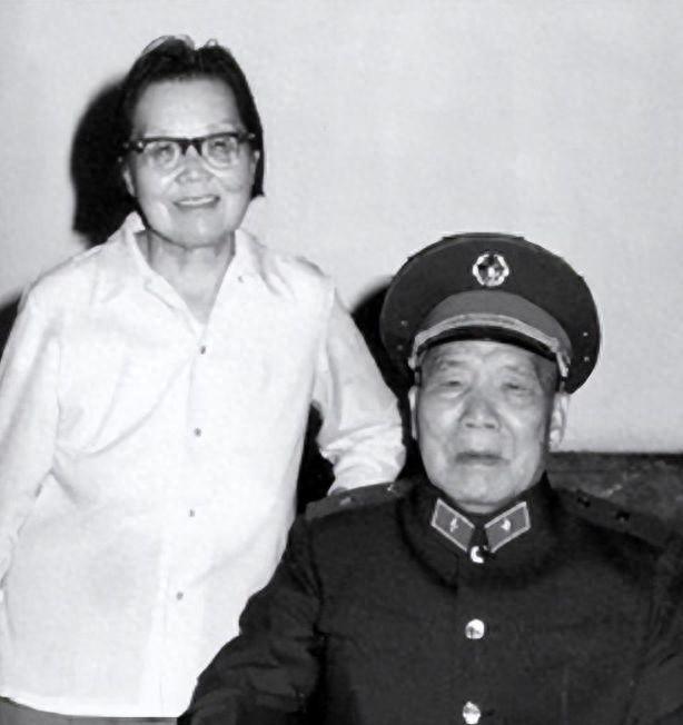 1945年众人为参谋长介绍对象时讨论：一个漂亮一个老实，你会选择哪一种呢？
19