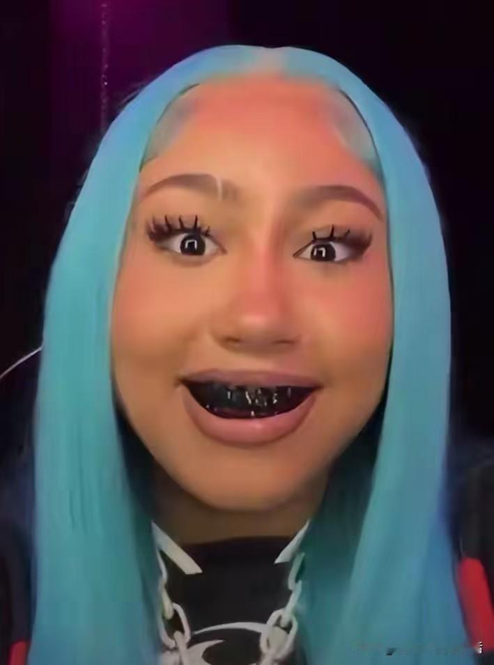 完了，这小丫头真随爹了！
金卡戴珊和侃爷的大女儿小西北，最近非常活跃，虽然只有1