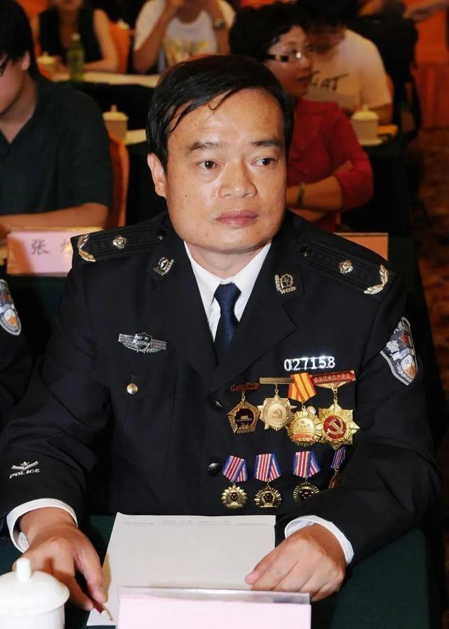 1992年，缉毒警察明正彬20岁的侄子参与贩毒，被他亲自抓获，并判死 刑。行刑前