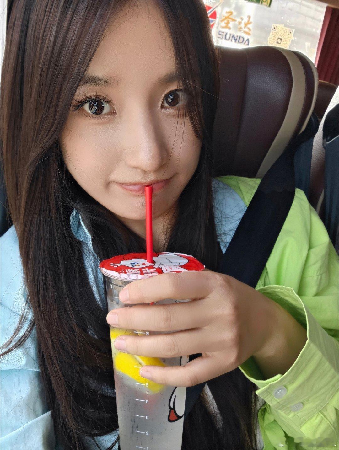 第一次来三亚，在机场出口还没出机场就买了杯蜜雪冰城的冰鲜柠檬水，只要5块钱。瞬间