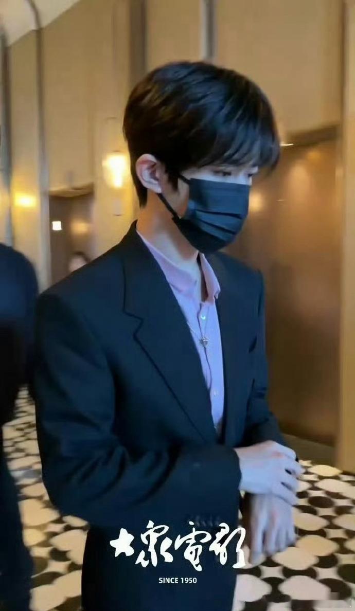 金鸡提名表彰仪式相关行程启动，易烊千玺以低调姿态出发，穿搭得体且神态平和，展现出