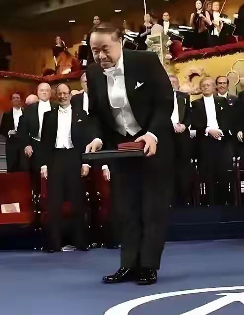 2012年，莫言获得诺贝尔文学奖，他身着定做的燕尾礼服，双手捧着盛放奖章、证书的
