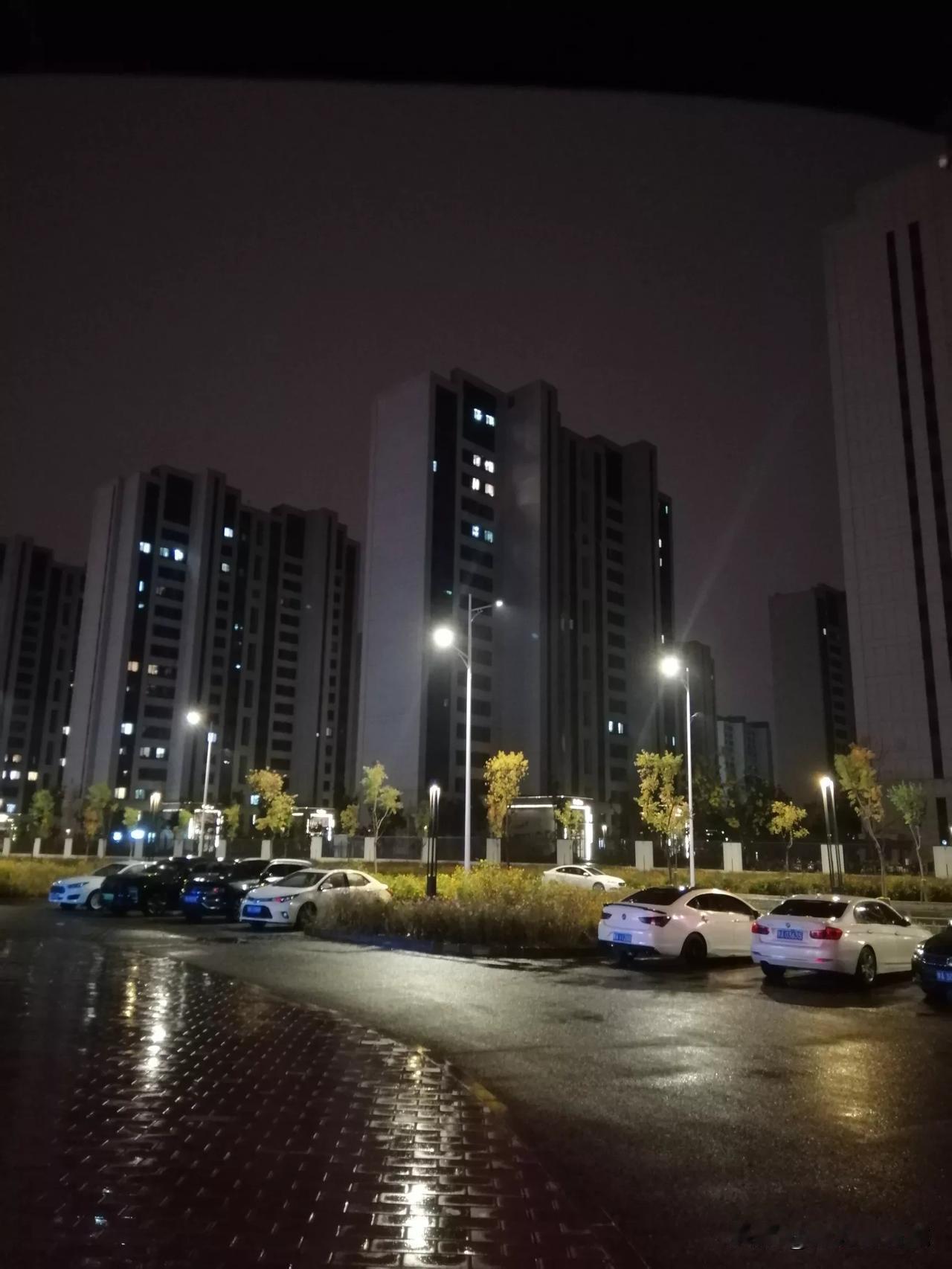 呼和浩特的雨淅淅沥沥的下了一天，目前仍未有停意。很符合绵绵秋雨这一特点，它不急不
