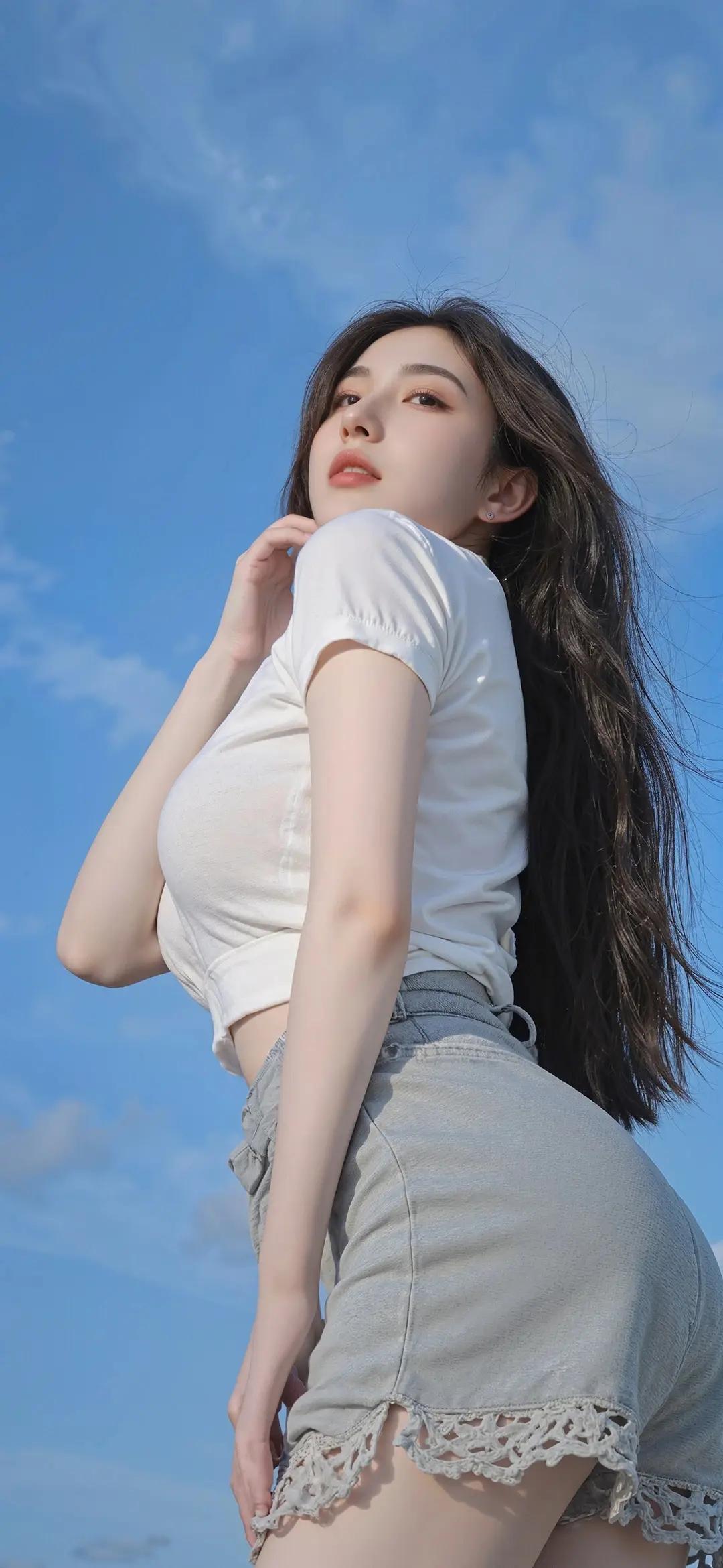 大地无言万物生，日月不争千古在。