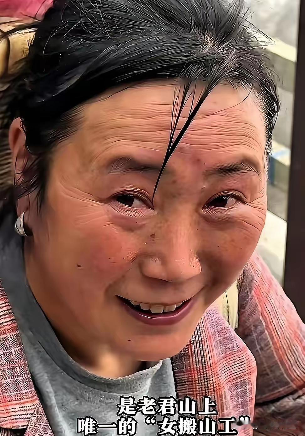 河南洛阳，女子在老君山当挑山工11年，每天背起200斤货物上山，记者问她干到什么