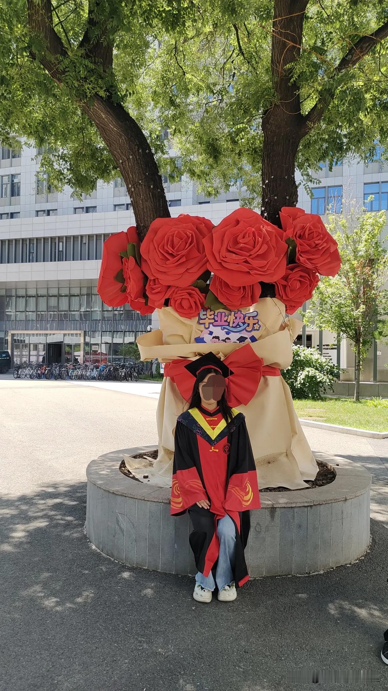 博士帽的重量

        女儿博士毕业了。

       毕业典礼那日，