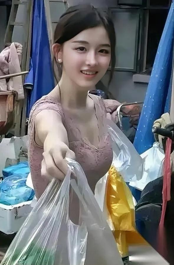 卖菜姑娘火了！

摊位天天被围爆

凑近一看都服了！这姑娘往菜摊前一站，清爽利落