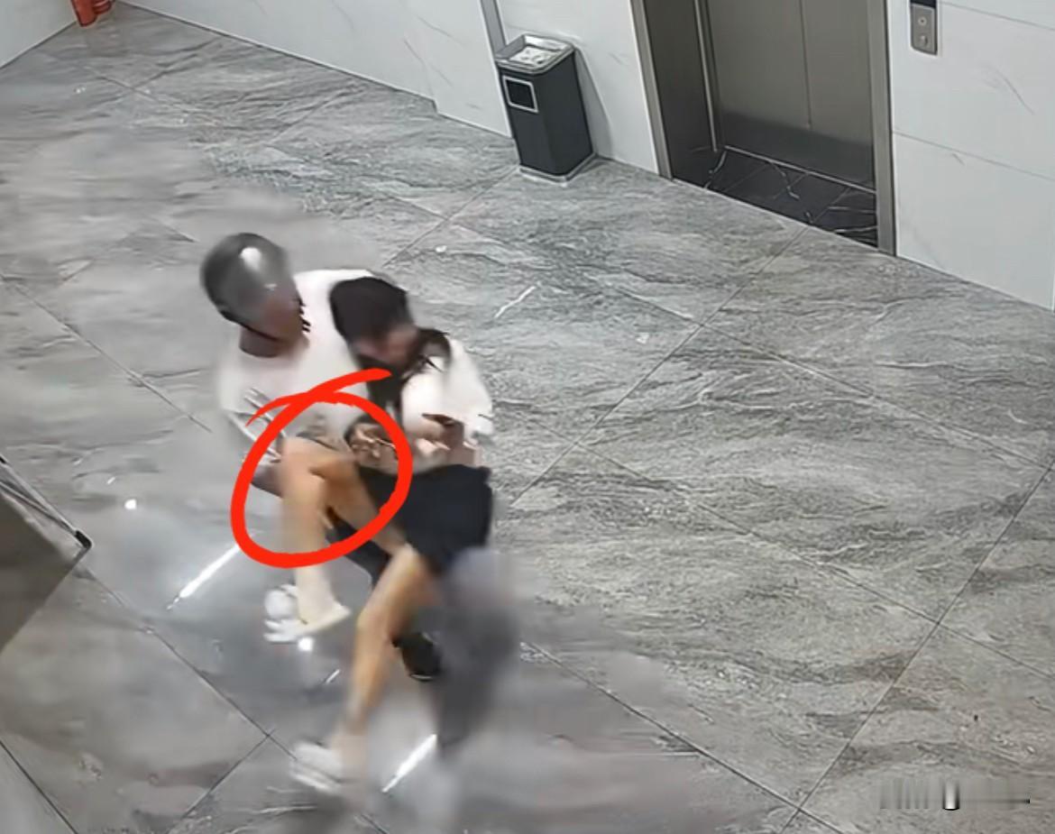 她只是想取个快递而已！

6月9日，事发在重庆某公寓，凌晨3点，女孩在快递站前取