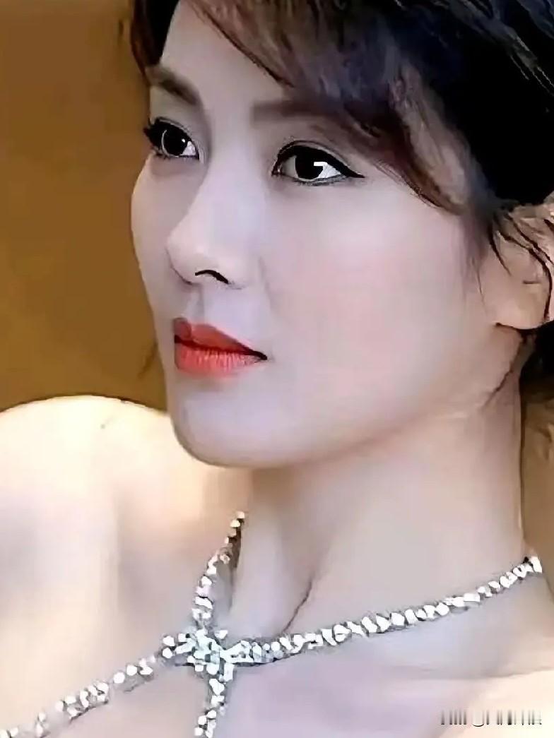 中国诗人为刘涛写的一首“藏头诗”：风情万种演技佳，千姿百媚著芳华！

风拂霓裳靓