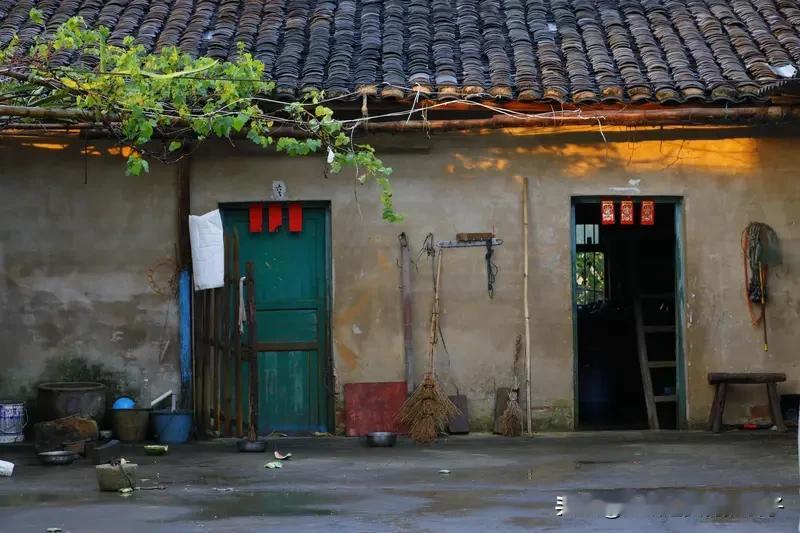 80后男子跪别再无亲人的老家 看到80 后男子跪别再无亲人的老家这个话题，心里一