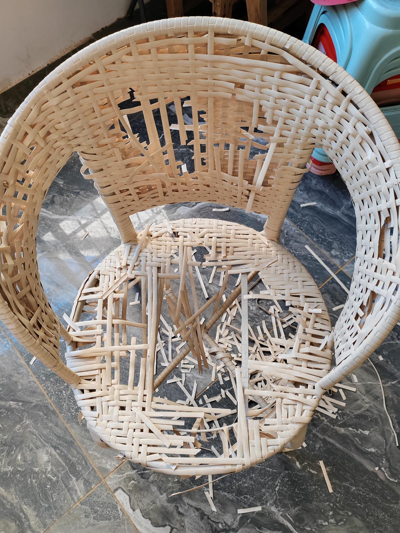 这种椅子半年就烂，所谓的藤条其实就是连塑料都不如的假货。这些不知什么料制作的椅子