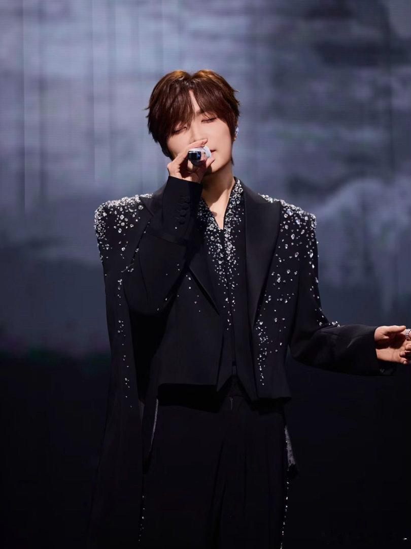 相信徐良谈过50次恋爱了徐良老来俏 他在台上唱情歌的时候，那个眼神、那个动作，确