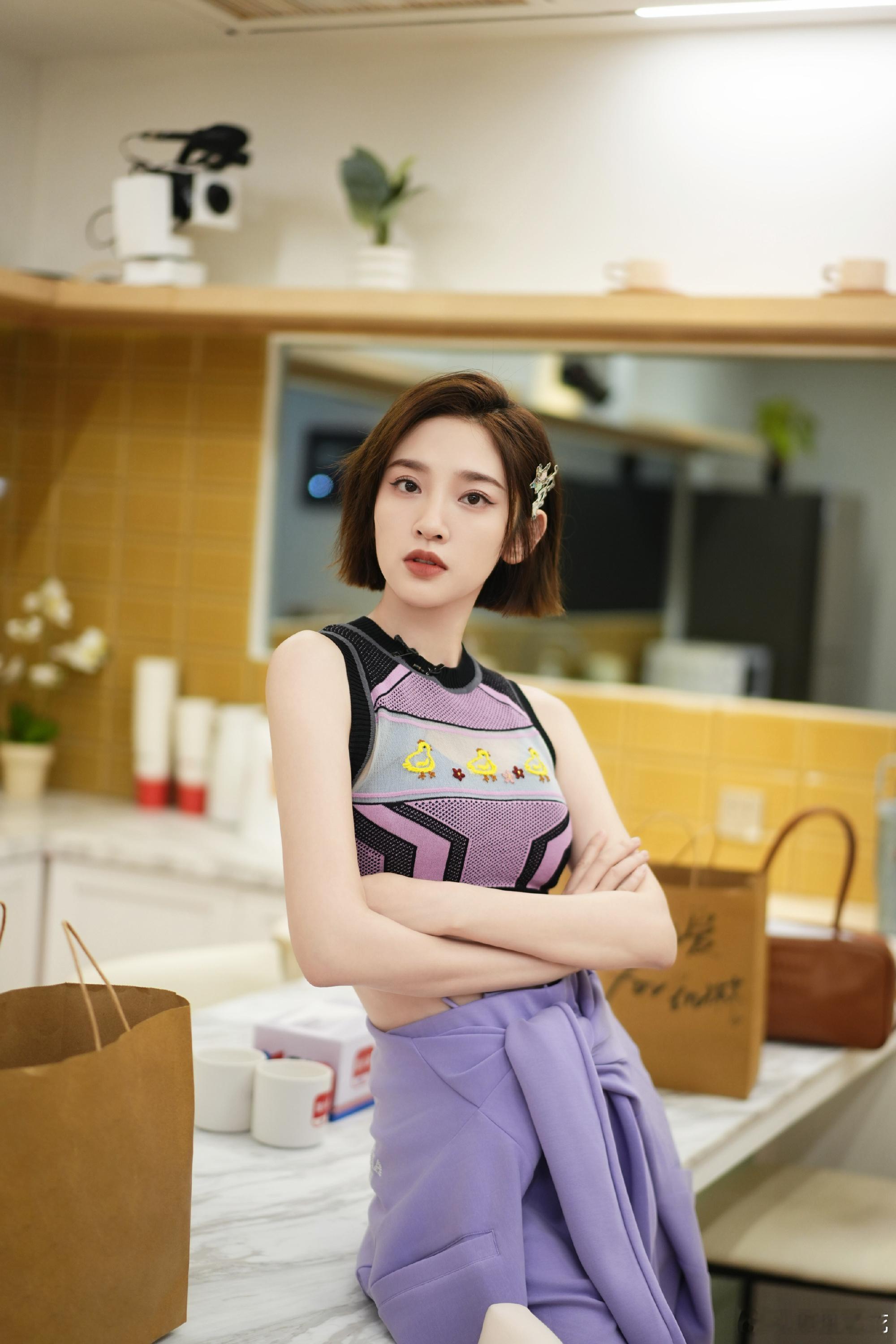 唐艺昕说不能在幼儿园待着了被调侃舞台像幼儿园汇演，唐艺昕直接喊话要毕业，不纠结不