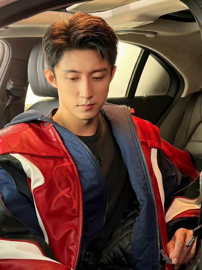 黄景瑜破次元同框黄景瑜以品牌代言人亮相F1，与林臻东原型同框，利落造型气场爆棚，