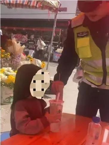 【暖心上演！走失小女孩在交警执勤点与爸爸惊喜重逢】暖心警事
近日，一名四岁的小女