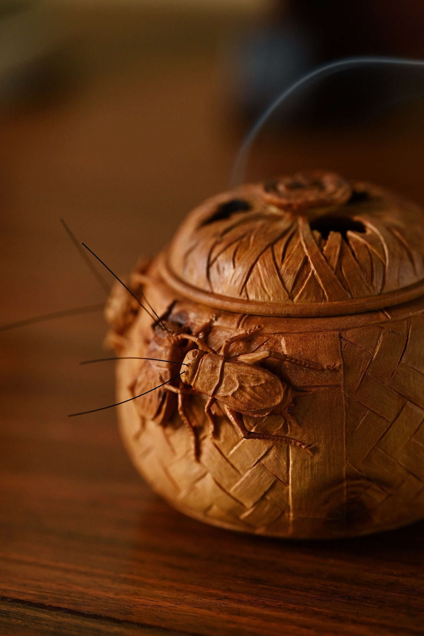 老山檀 | 促织 香炉以竹篓为形，以蟋蟀为饰，将乡野秋趣凝于方寸。炉身竹编纹理细